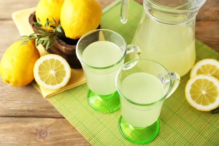 water with lemon drinking diet